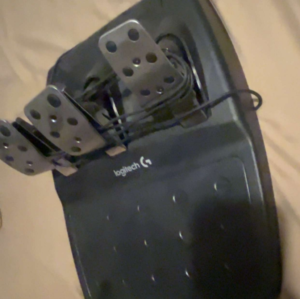 G920 Logitech steering wheel and pedals